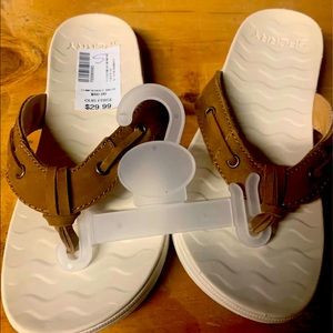 Women’s Sperry flip flops NWT size 5